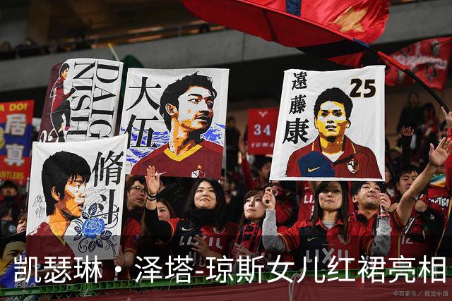 凯瑟琳·泽塔-琼斯女儿红裙亮相，23岁已登百老汇舞台